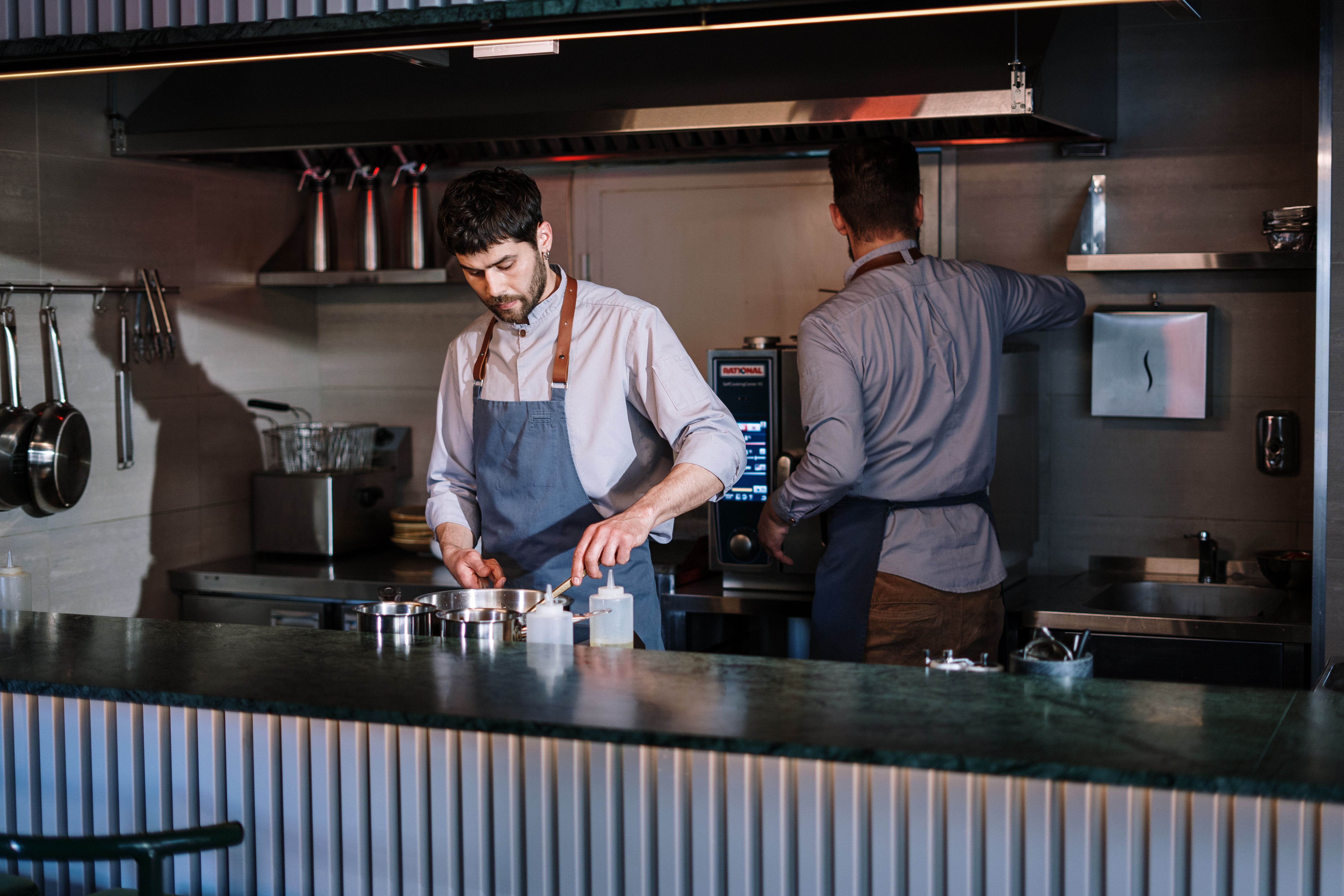 Cocina de restaurante con pantalla KDS